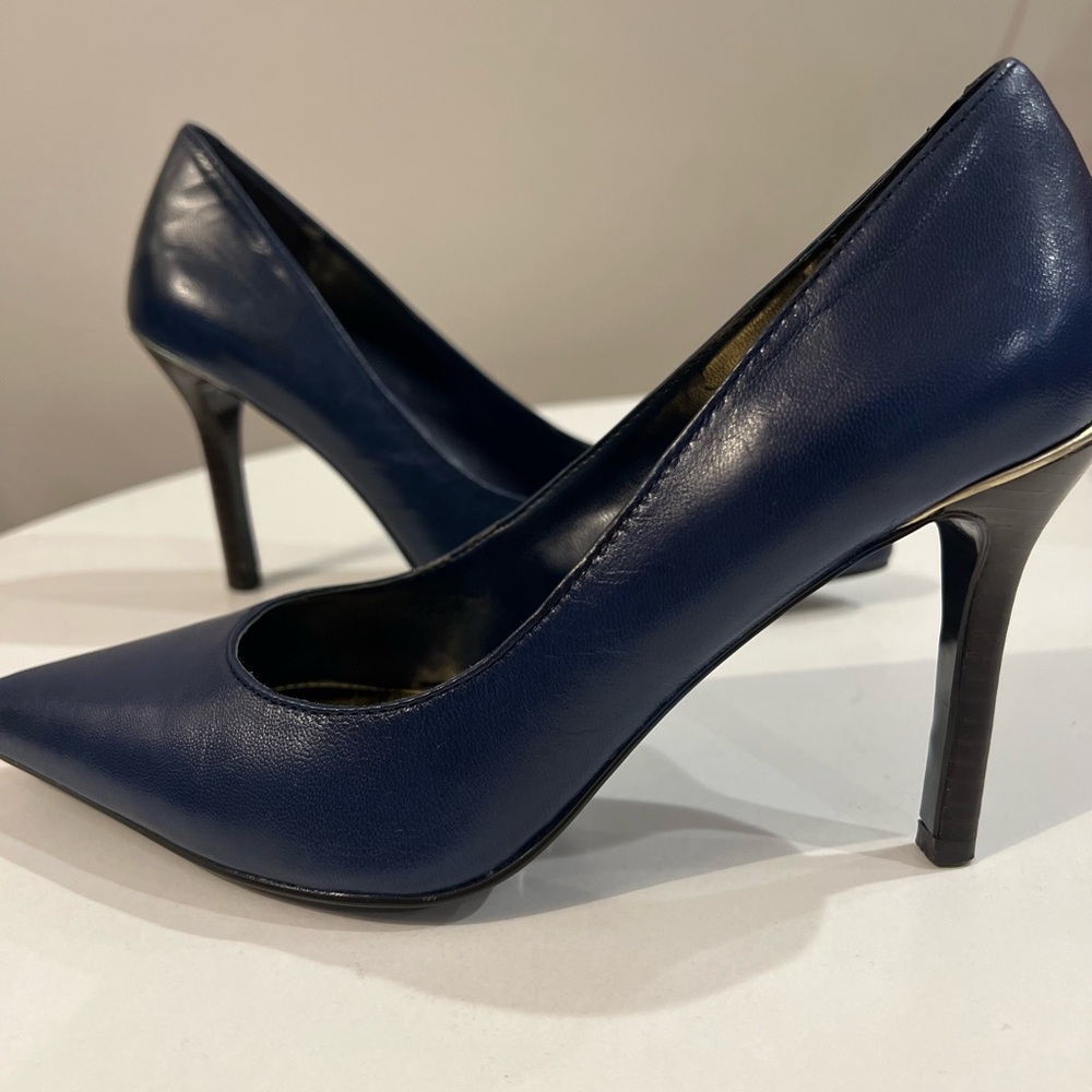 Lauren Ralph Lauren ‘Sarina’ Navy Leather Pump with Gold accented heel 6B